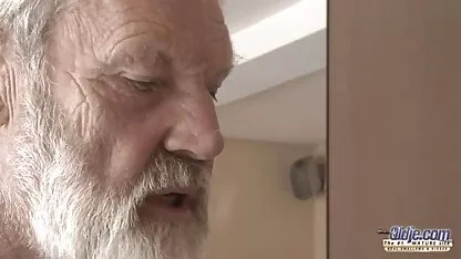 Băieții femei goale imagini mănâncă grăsime bunici împreună
