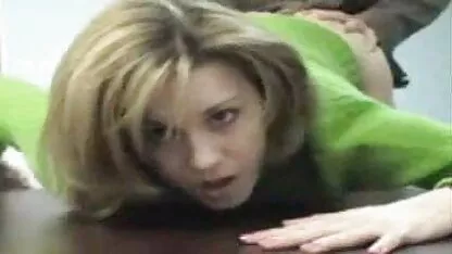 Blonda a vrut să plec, așa că poze cu femei goale gratis s-a așezat în fața ei râzând.
