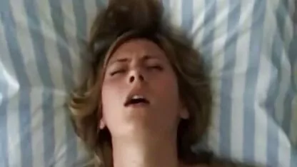 Fata și-a întins picioarele în imagini cu femei nud fața unui bărbat urât.