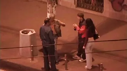 O balerină imagini femei goale în mijlocul străzii după club.
