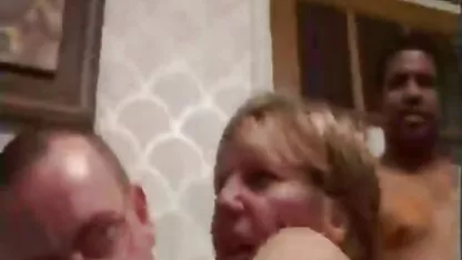 Katya poze cu femei nud ajunge pe canapea.