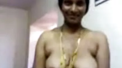 Persoana foto fete nud a mers să viziteze casa Reginei și a dobândit limba ca recompensă.