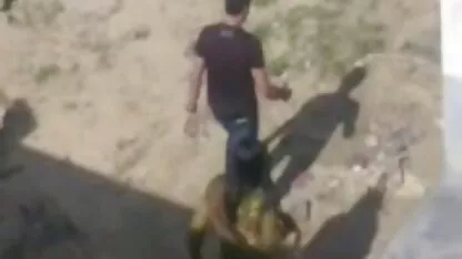 Idiot fără să-și imagini cu femei dezgolite dea jos hainele