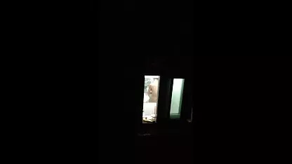 Spionaj fusta de o femeie fotografii cu femei goale cu părul negru