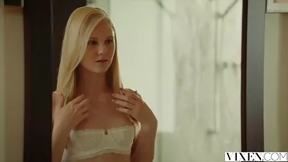 Fata rosie se fute poze cu femeigoale cu un negru