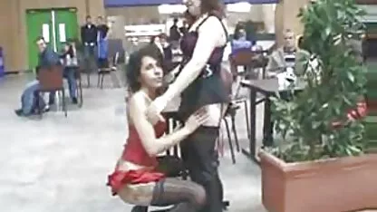 Încet, un cuplu se fute pe patul mare. poze goale femei