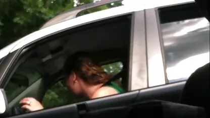 Woodoodman lovește două brunete cu imagini cu fete goale bărbați.