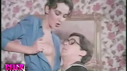 Fugi și șterge servitoarea cu lapte. imagini cu fete nud