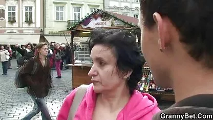 Trei Matri ruși din kokoshnik dau pion. poze cu femeidezbracate