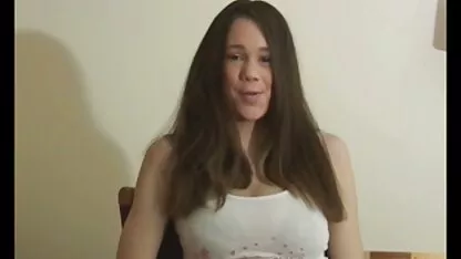 Două poze cu fete nude cabine o păcălesc pe Lena și membrele ei înguste sunt străpunse.