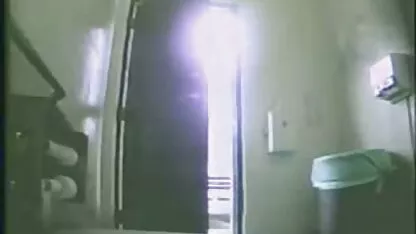 O femeie frumoasă pretinde poze cu femei grase goale a fi un zid