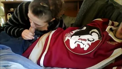 Cârligul ADULT beat pe poze cu fete g șosete a fost împărțit în două părți.