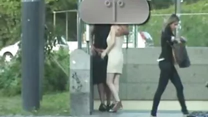 Doi tineri fraieri poze cu fete goale gratis sfârșesc cu un prieten pe canapea.