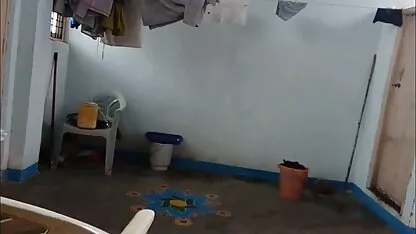 Ea și-a închis picioarele pe cameră și i-a cerut modelului să se masturbeze pe poze nud cu fete picioare.