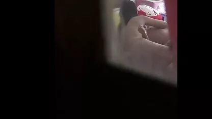 Într-o scenă lungă a penisului, Bruneta tinde poze cu femei guale să o împiedice să aibă cancer.
