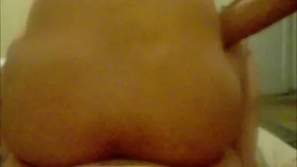O femeie adultă cu poze femei nud cercei într-o chiftea fermecat băiatul