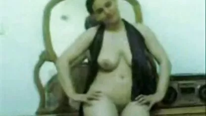 Young davalka în duș cu o brigadă chel. poze femei nud