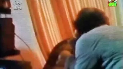 Ginecologul va spăla imagini cu femei goale pielea înainte de examinare.