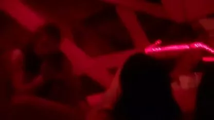 Fată frumoasă femeigoale poze supt în grădină înflorit