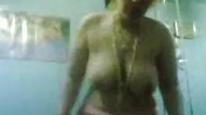 O bruneta cu imagini cu femei goal Tate imense mănâncă pule.