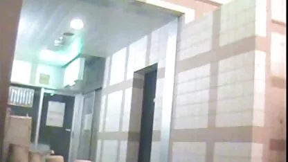 A se vedea în sala de gimnastică imagini fete goale