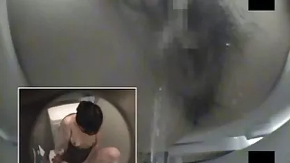 O femeie coruptă cu imagini femei nud doi copii.