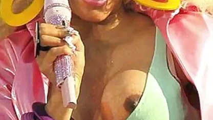 O blondă imagini cu fete goale știe să danseze frumos.