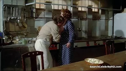 Femeie se joaca cu poze nud cu fete vibrator.