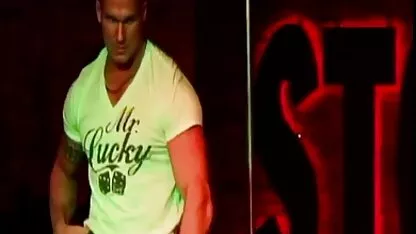 Un copil cu fete goale poze o coadă de cal pe cap, prăjit în anus.